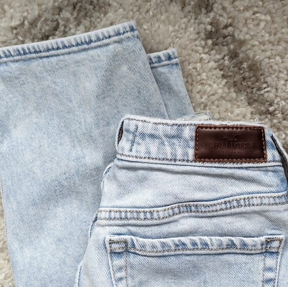 Hollister Ultra High-Rise Mom Jeans - Light Wash - 5R - Picture 7 of 11